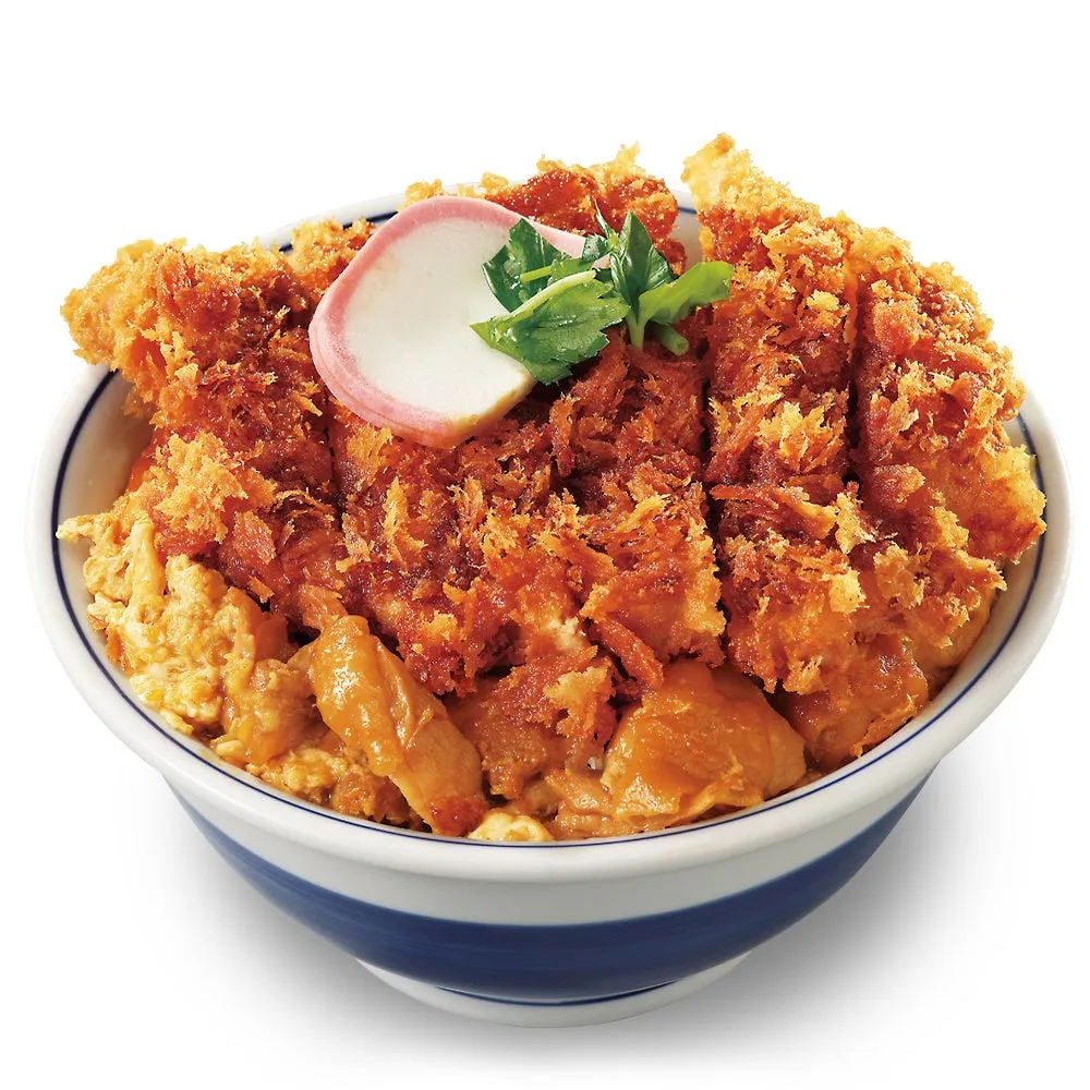 カツ丼の写真です。揚げられた豚肉（カツ）が卵でとじられ、ご飯の上に盛り付けられています。ピンクと白のかまぼこ、ネギが添えられています。