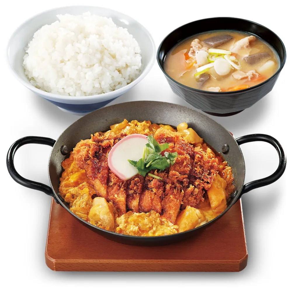 カツ丼、ご飯、味噌汁がセットになった日本の定食の画像です。