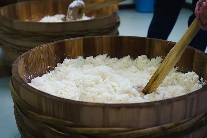 半切り桶で仕込み作業を行う様子