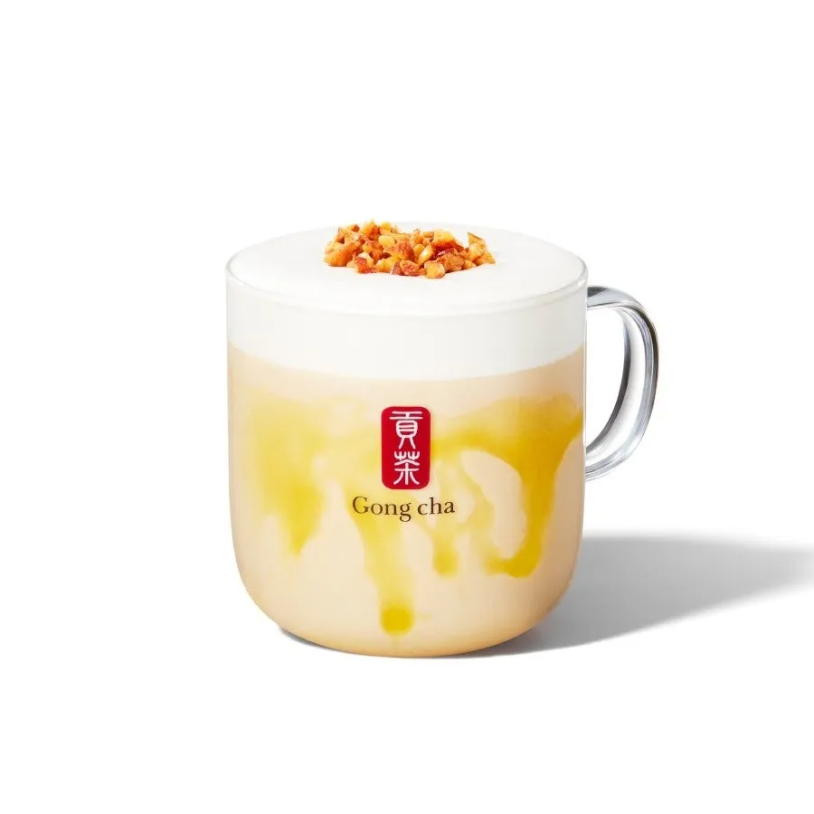 Gong chaのドリンクの画像です。ミルクティーの上にクリームが乗っていて、トッピングに何か茶色のものが乗っています。