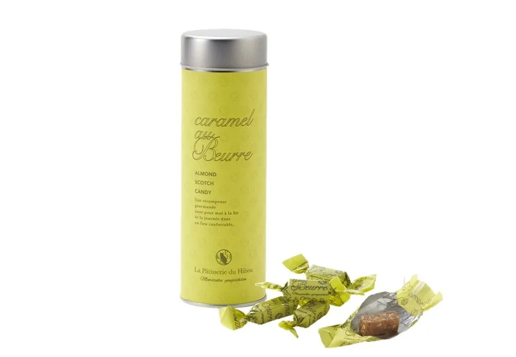 キャラメルとバターのキャンディ缶と、キャンディの包み紙とキャンディ本体が写っている写真。