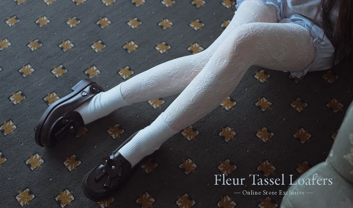 フローリングに座りローファーを履く女性