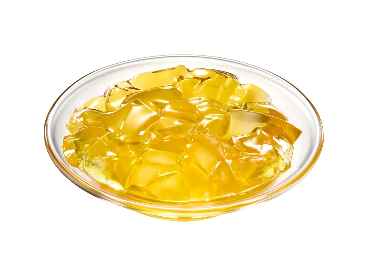 ガラスの器に入ったゼリーのクローズアップ写真。