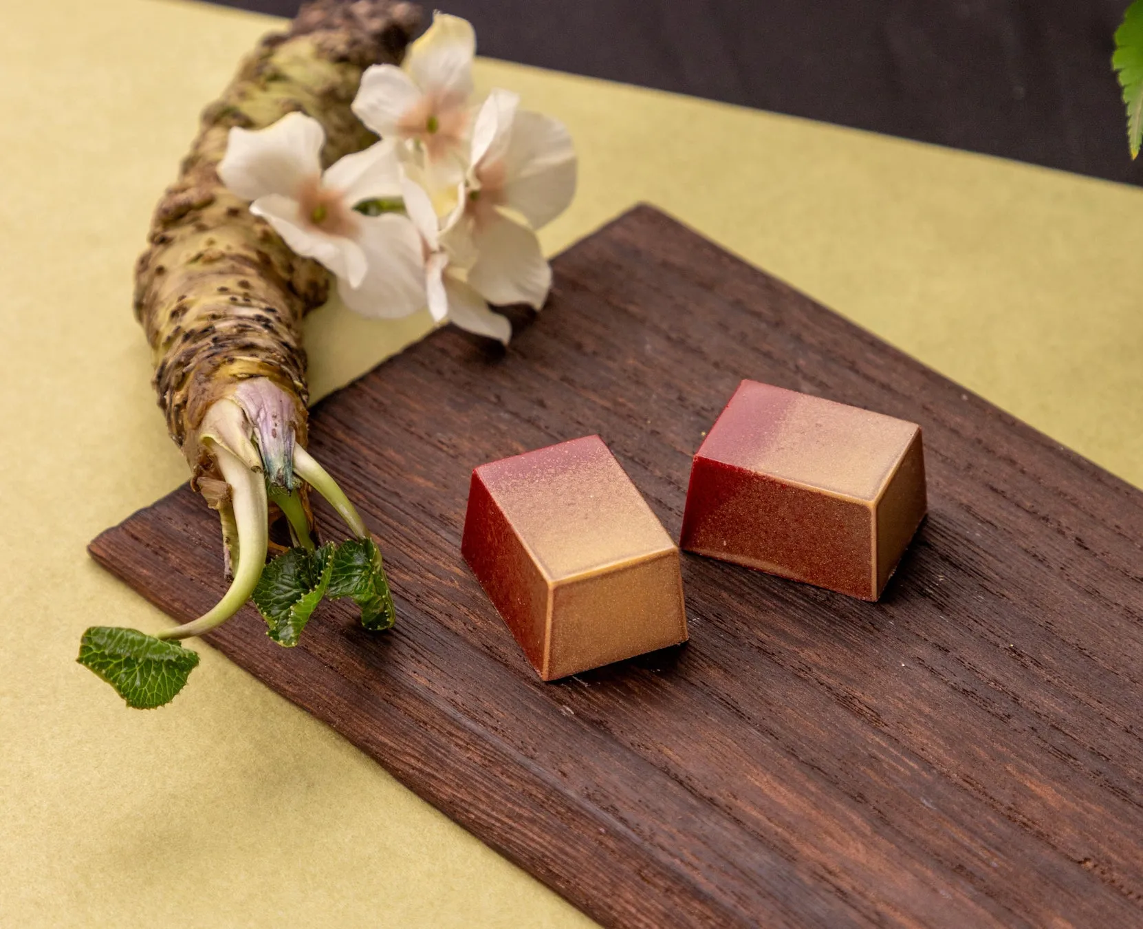 ワサビとチョコレートが並んだ写真