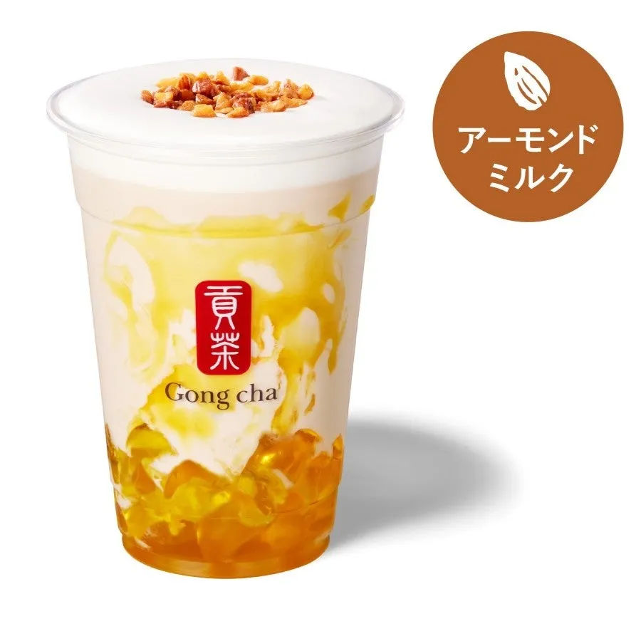 貢茶のアーモンドミルクティーの写真。トッピングに何かが乗っていて、美味しそうです。