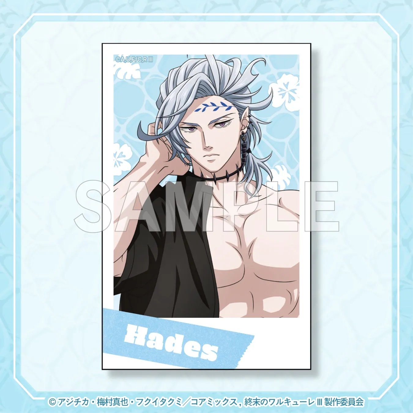 終末のワルキューレのキャラクター、ハデスのイラスト。ハデスは上半身裸で、黒い服を着ており、髪は白髪で、青い模様が描かれている。背景には花の模様がある。