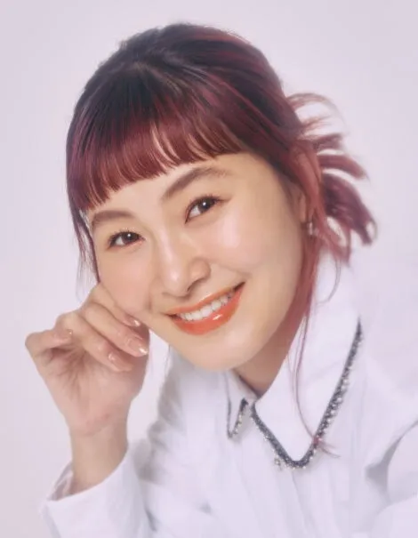 笑顔の女性のポートレート（村上佳菜子さん）