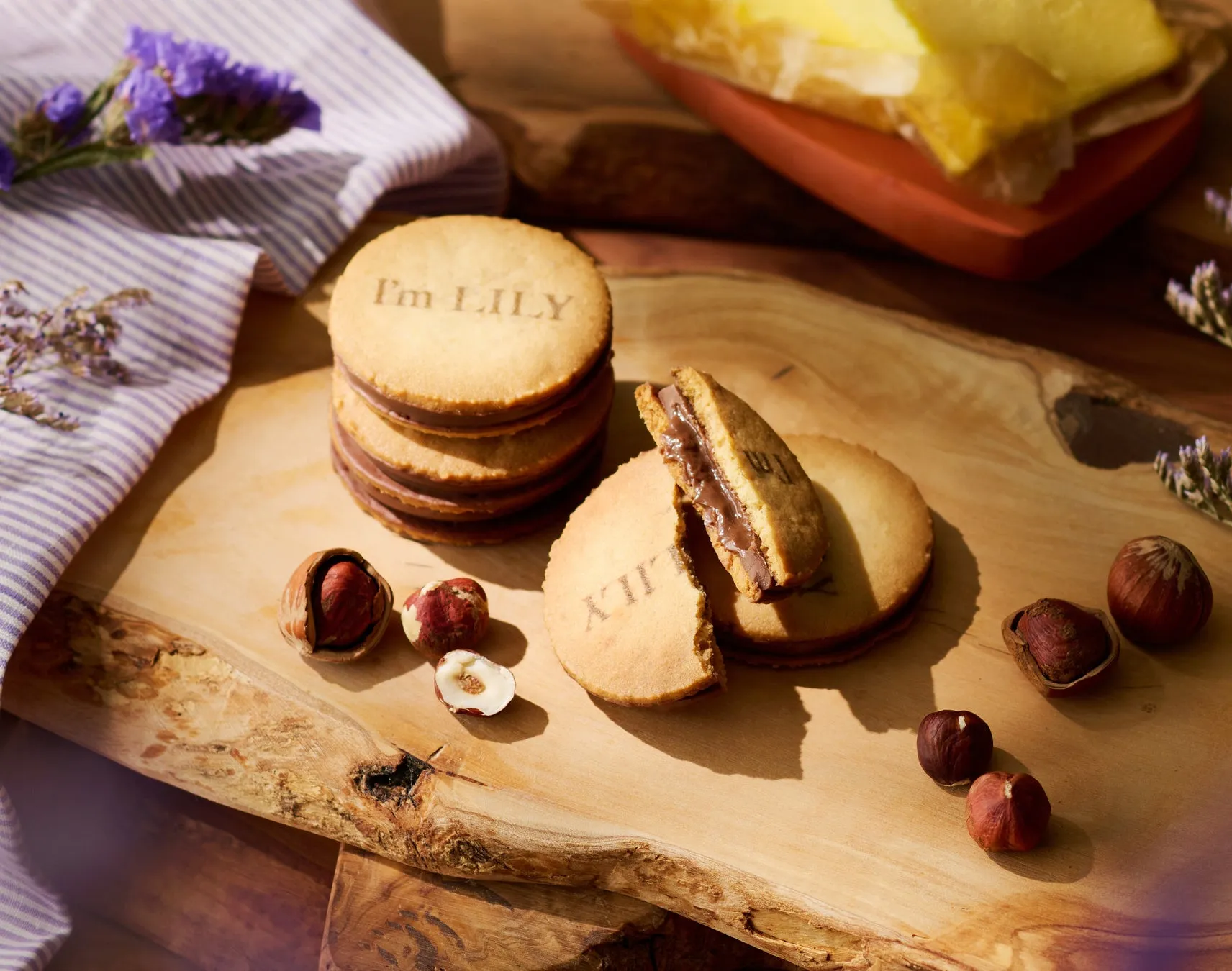 チョコレートクリームを挟んだクッキーとヘーゼルナッツ