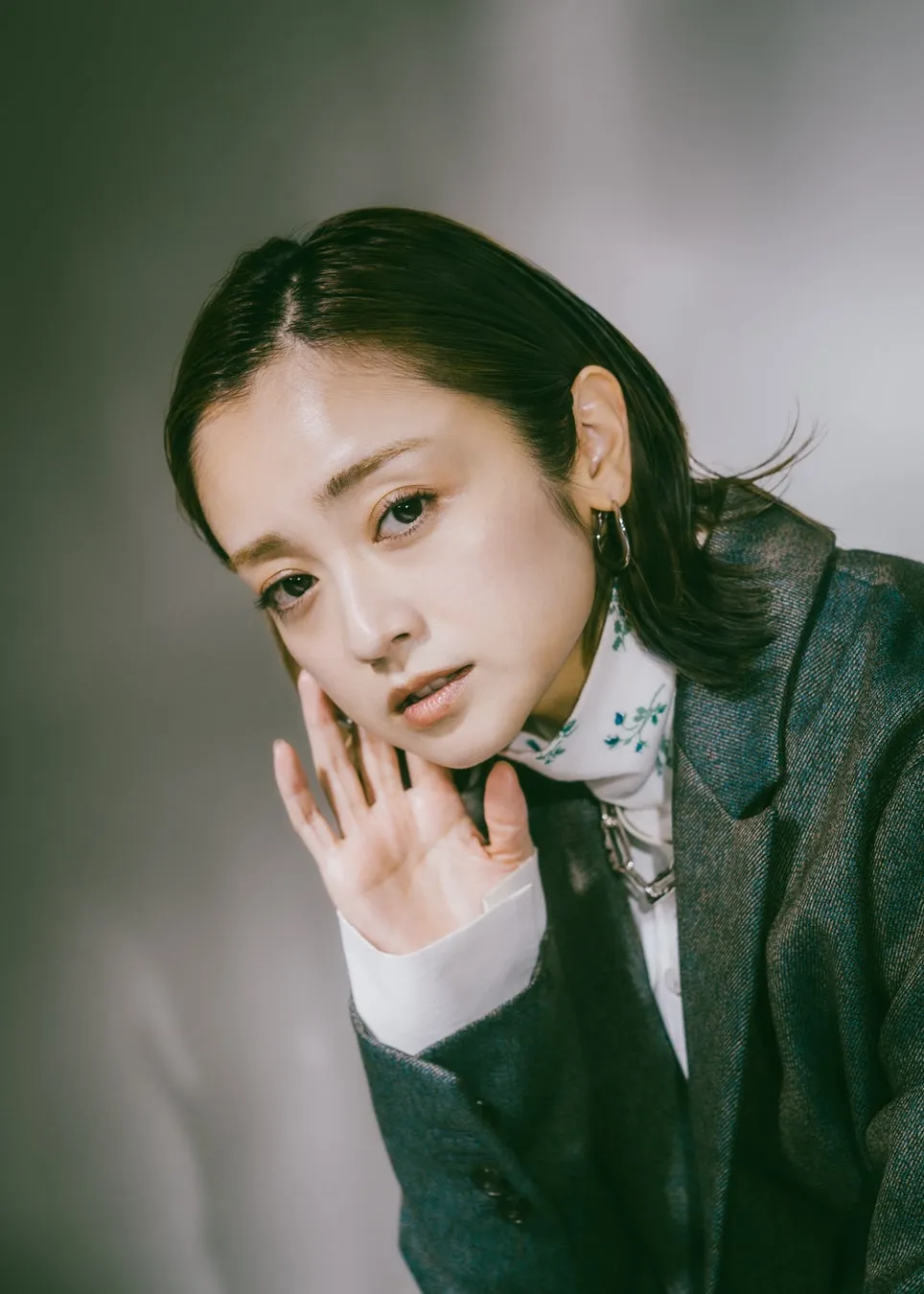 女性のポートレート、白いシャツとハイネック