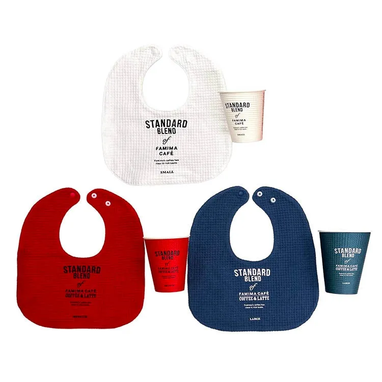 スタイリッシュなデザインのビブとコーヒーカップのセット。白、赤、紺色のビブがあり、それぞれに異なるサイズのカップが添えられています。ビブには「STANDARD BLEND of FAMIMA CAFÉ」のロゴがプリントされており、シンプルながらも洗練された印象を与えます。