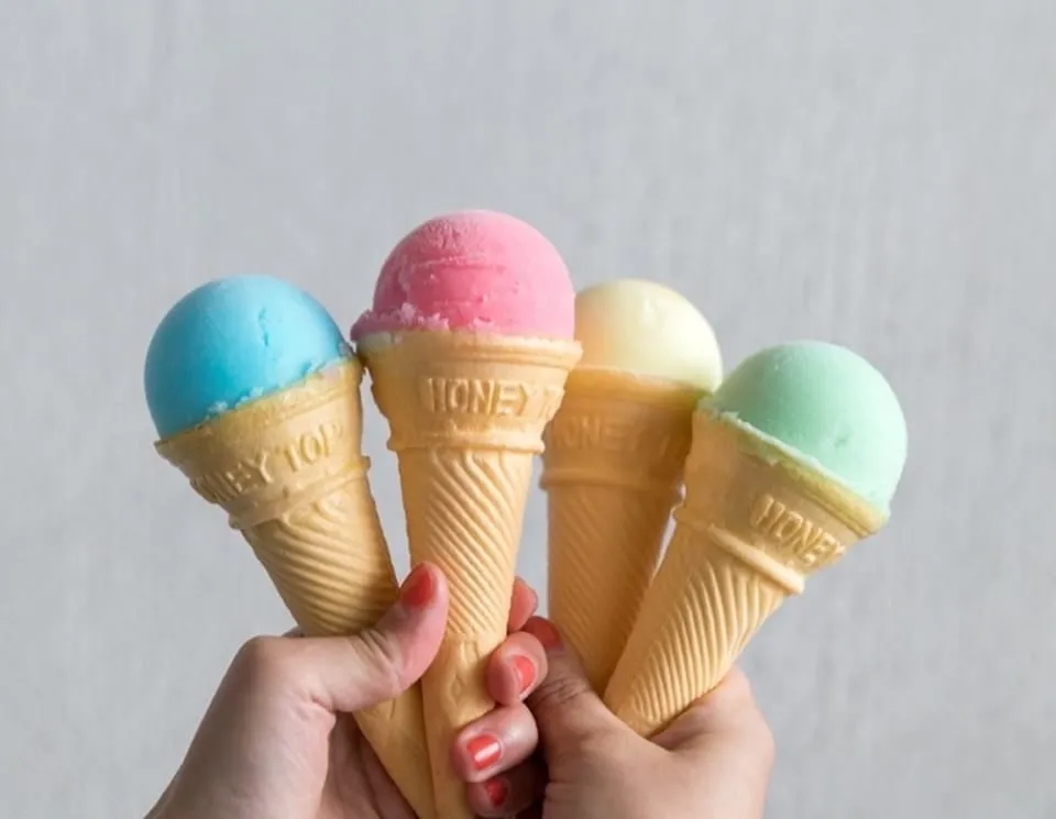 カラフルなアイスクリームコーン