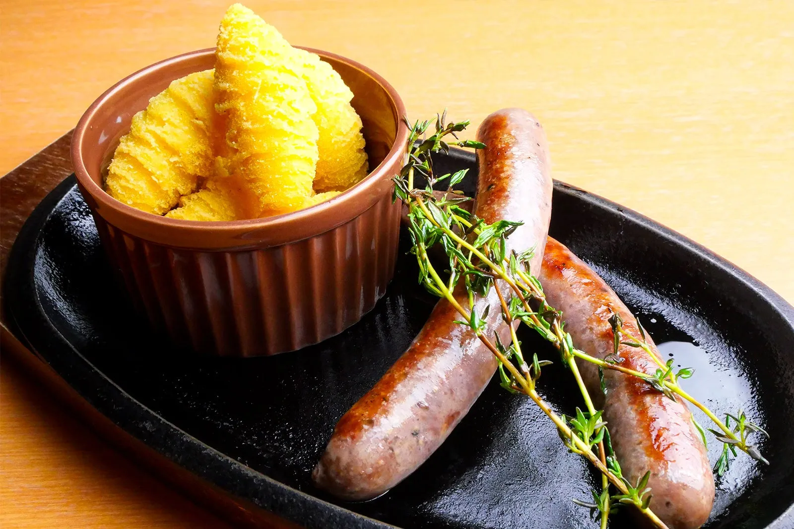 ソーセージと揚げたトウモロコシ