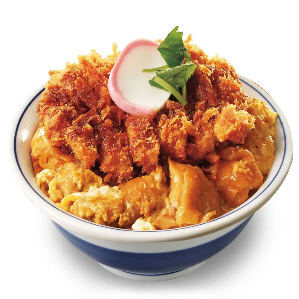 カツ丼の画像です。揚げられたカツが卵でとじられ、ご飯の上に盛り付けられています。かまぼこと葉が添えられています。