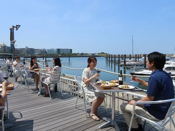 海辺のレストランで食事を楽しむ人々の写真