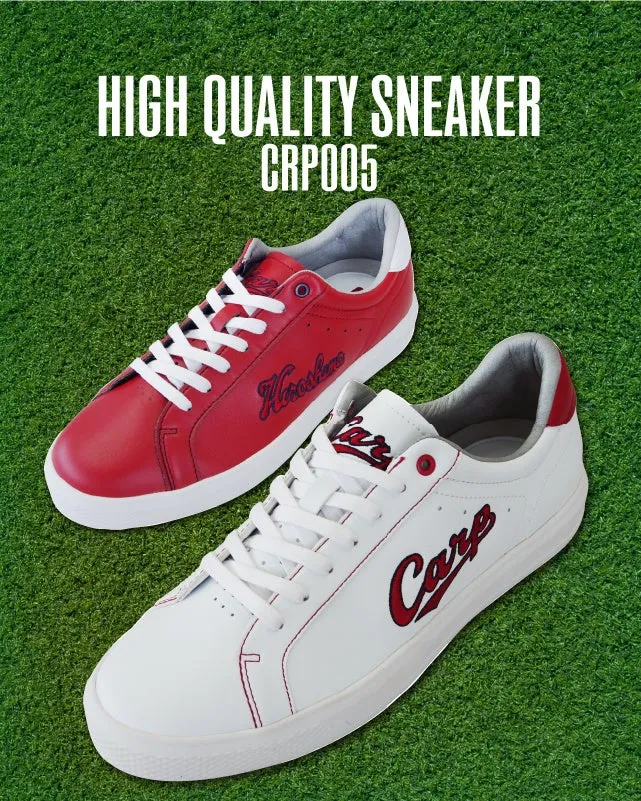 2足のスニーカーが芝生の上に配置された画像。片方は赤色で、もう片方は白色である。