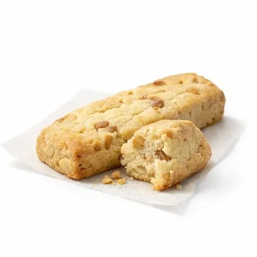 クッキーが2つ、紙の上に載っている写真です。1つは長方形で、もう1つは半分に割られています。どちらも茶色いチップが散りばめられています。