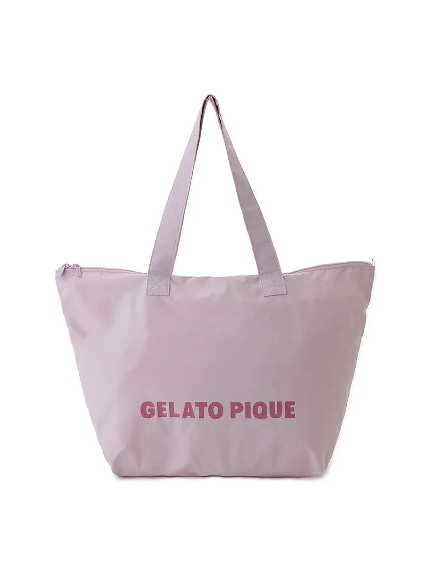 ピンク色のトートバッグ。ブランドロゴがプリントされている。