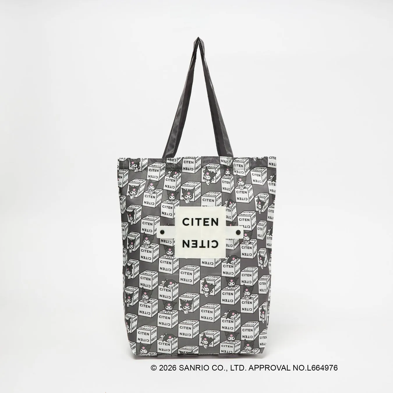白を基調とした背景に、CITENのロゴとキャラクターが描かれたトートバッグが置かれています。バッグは黒い持ち手が付いており、全面に同じデザインが施されています。