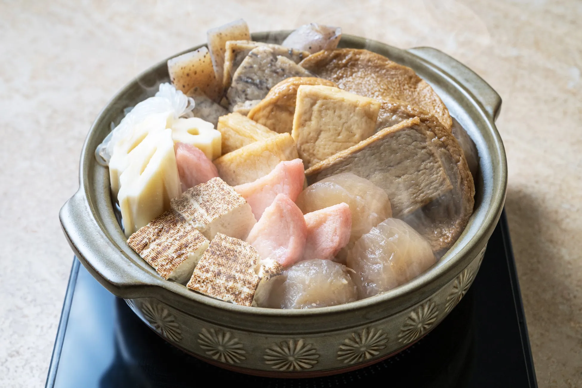 おでんが煮込まれている様子を写した写真です。様々な具材が熱々の状態で提供されています。