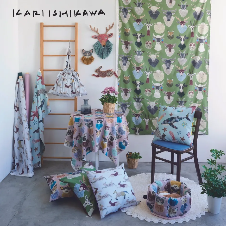 様々な動物の顔がデザインされたテキスタイルを使用したインテリア