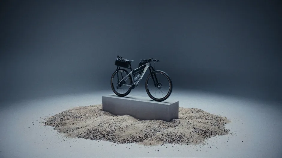 砂の上に置かれたCANYONのバイク