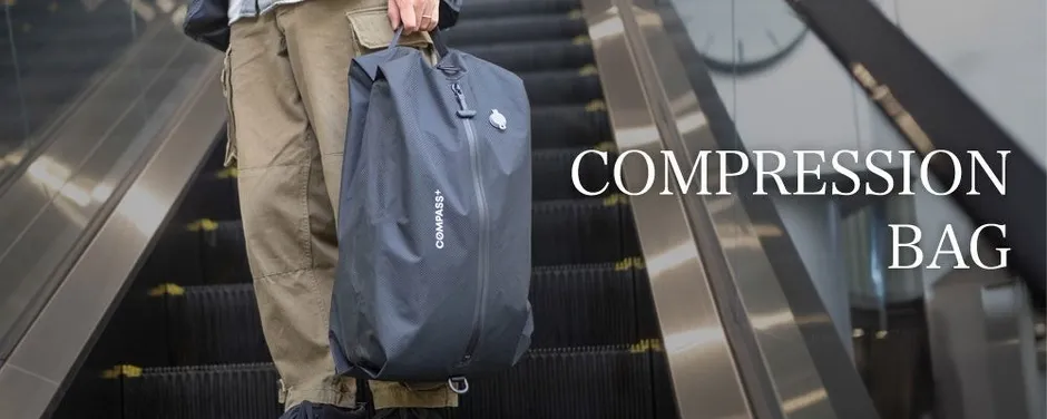 エスカレーターに乗る人物とコンプレッションバッグ