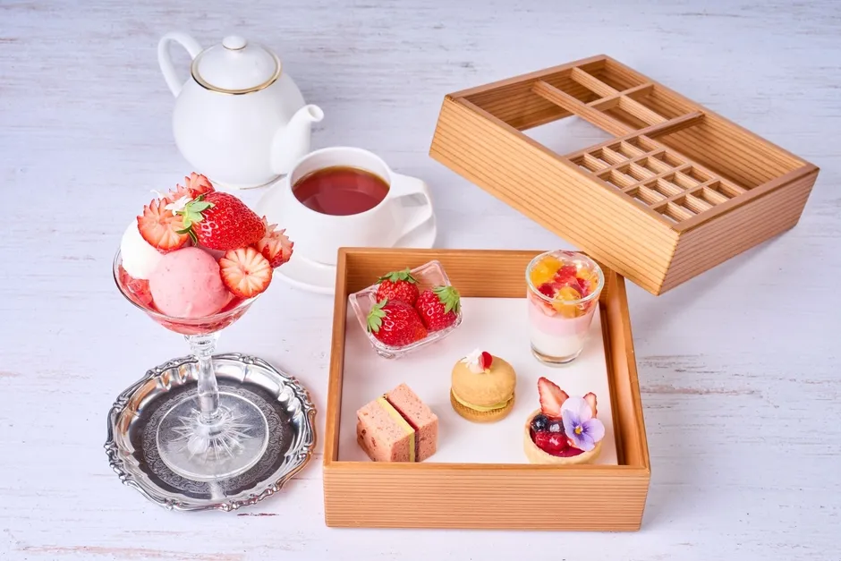 いちごづくしの組子箱とミニパフェ