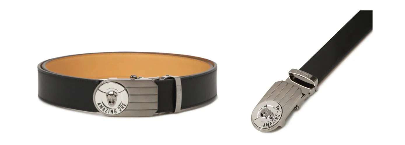 黒い革ベルトのクローズアップ、バックルにAMAZING JREの文字と頭蓋骨のシンボル