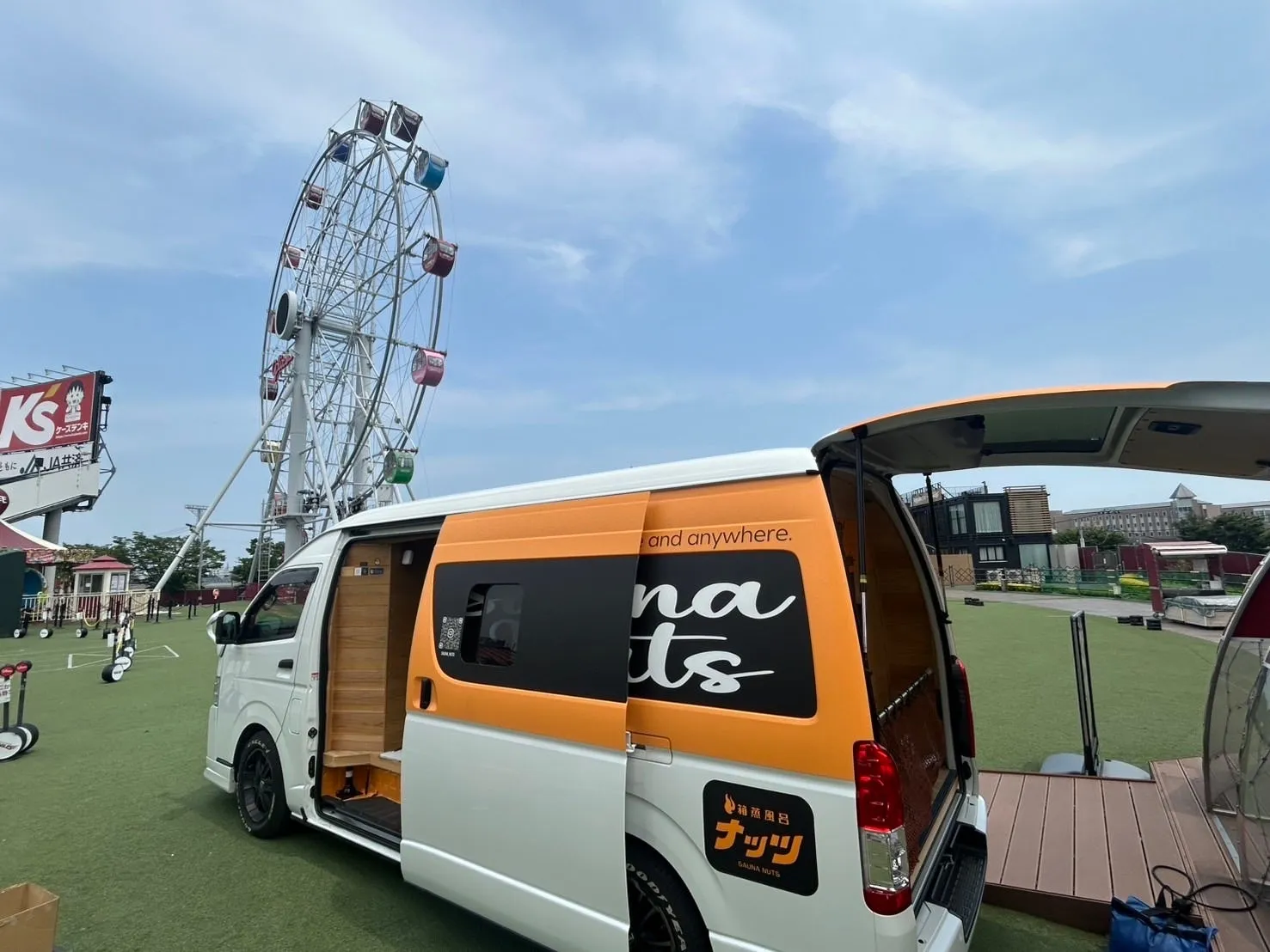 観覧車を背景にしたサウナカー