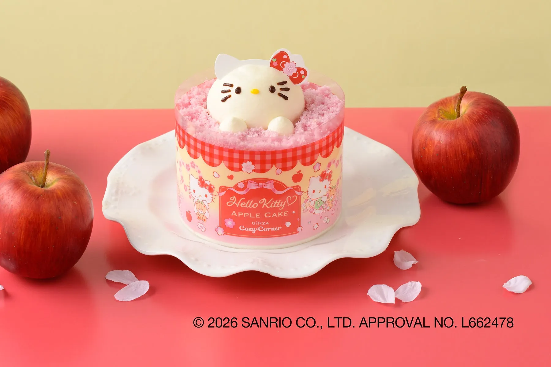 ハローキティのケーキとリンゴの写真