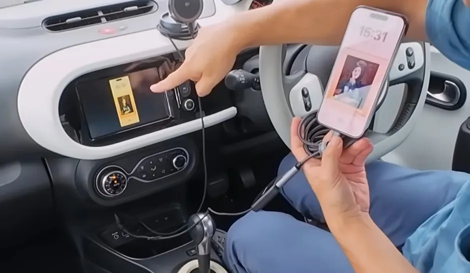 スマホ画面をミラーリングしている様子