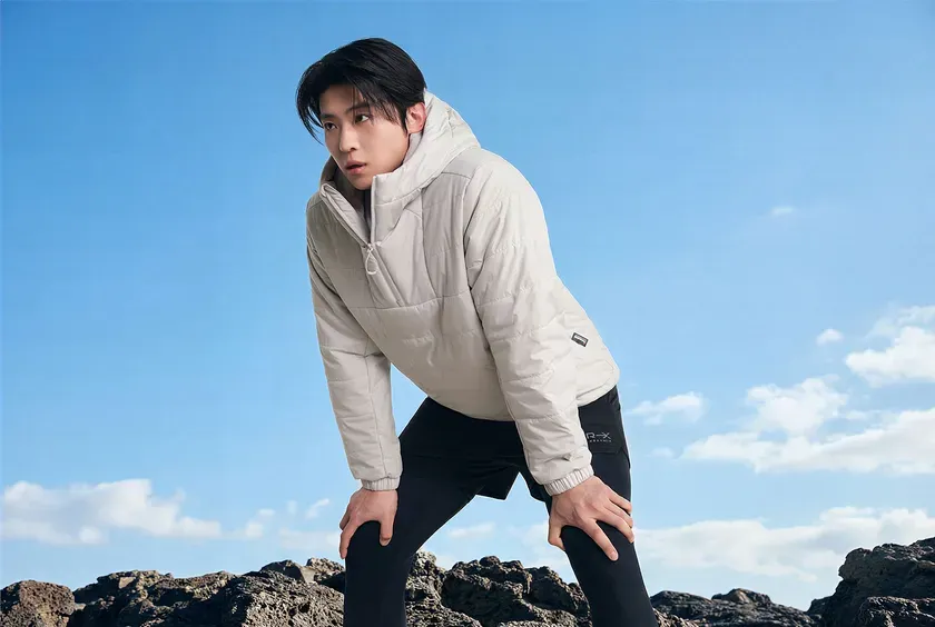 岩場に立つDEXさん