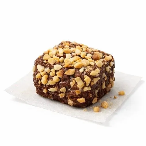 ピーナッツがトッピングされたチョコレート菓子が、白い紙の上に置かれています。