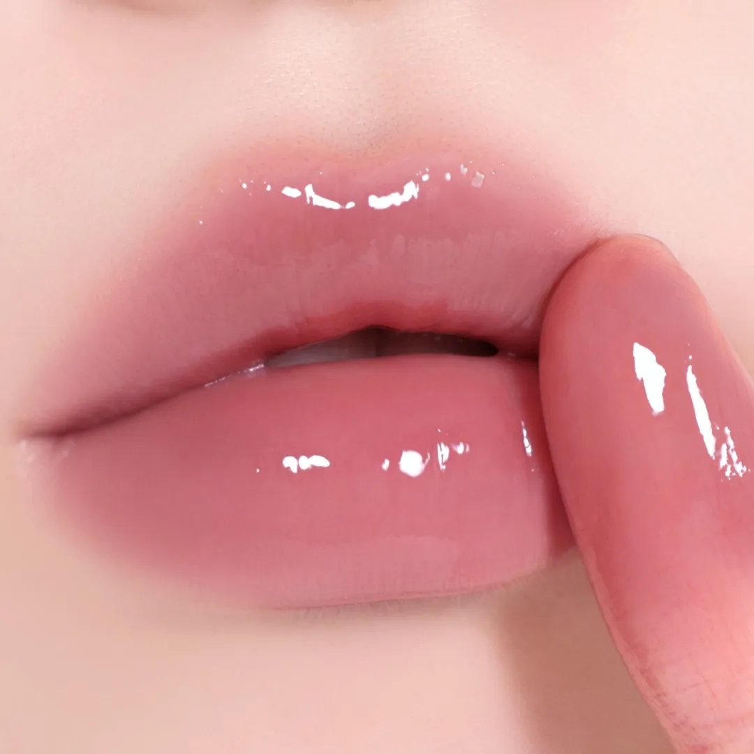 唇にグロスを塗ったクローズアップ
