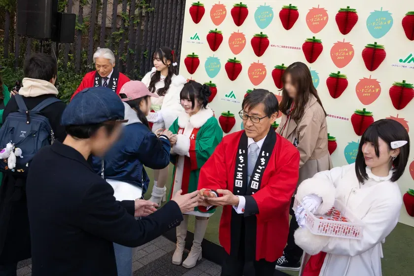 栃木県知事、さくらさん、下野新聞社 代表取締役社長が「とちあいか」をサンプリング