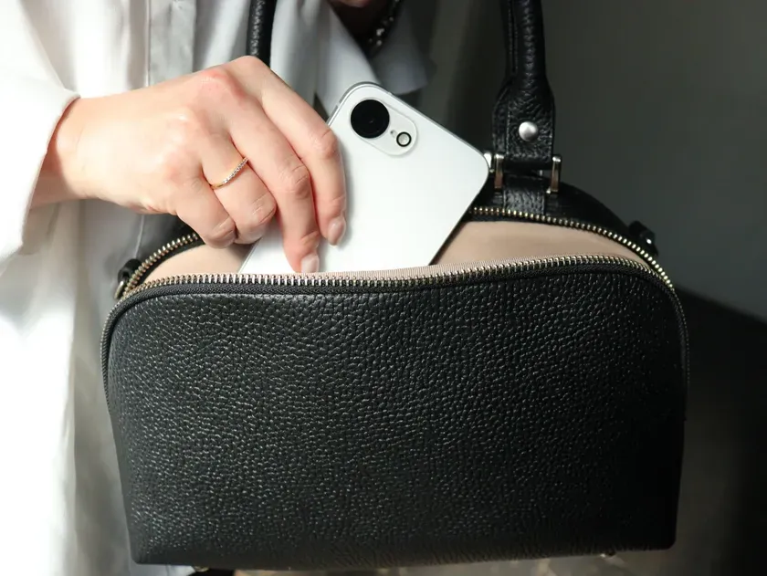 スマートフォンも綺麗に収納できます