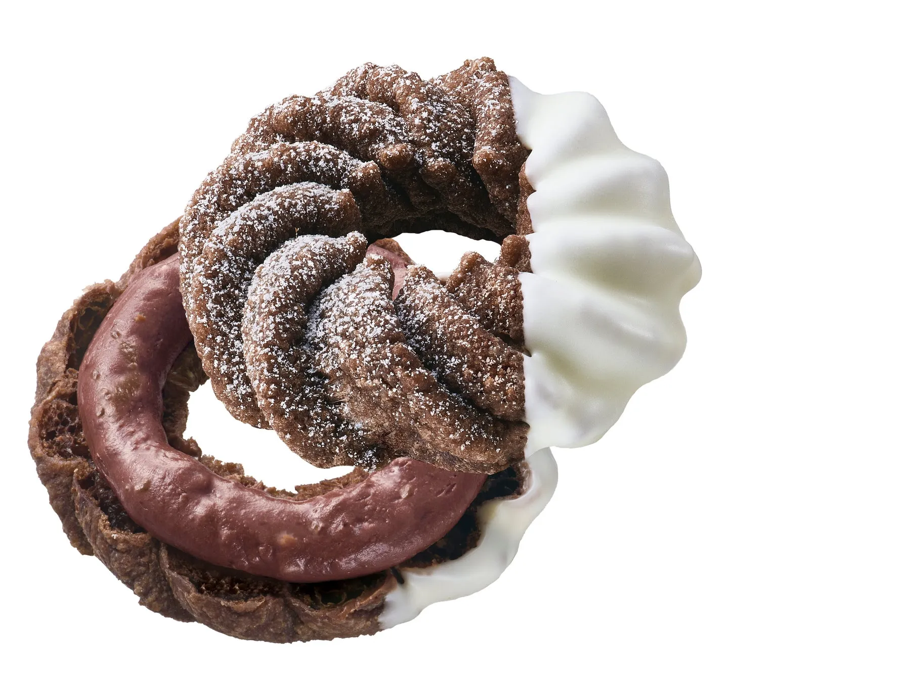 チョコレートドーナツのクローズアップ写真。ドーナツはチョコレートで覆われており、半分は白いクリームで覆われています。粉砂糖が振りかけられています。