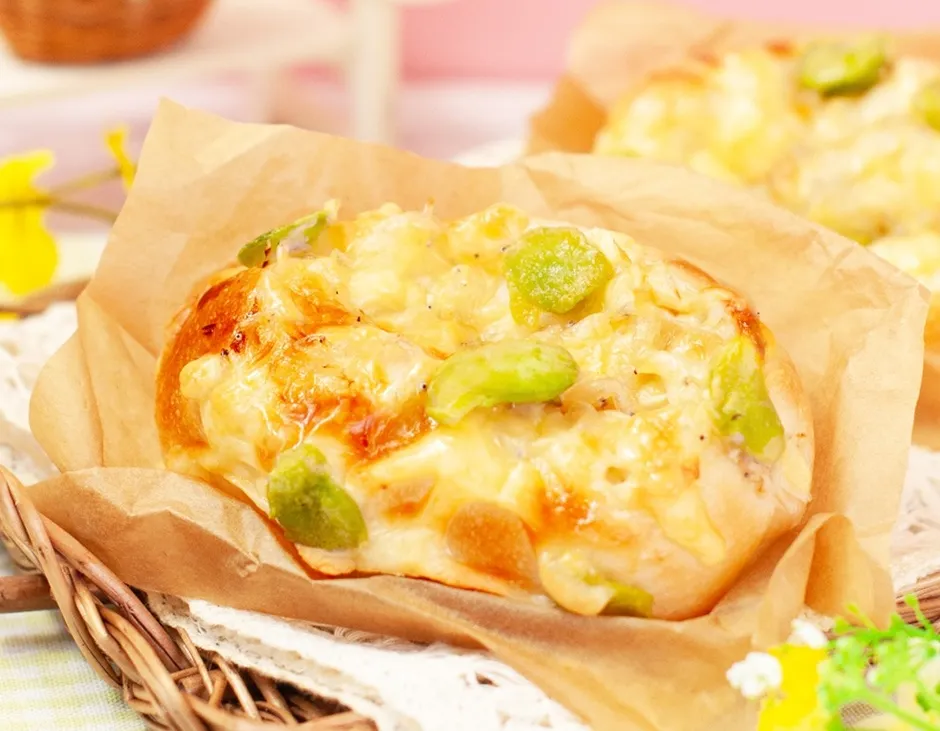 そら豆としらすのチーズパン