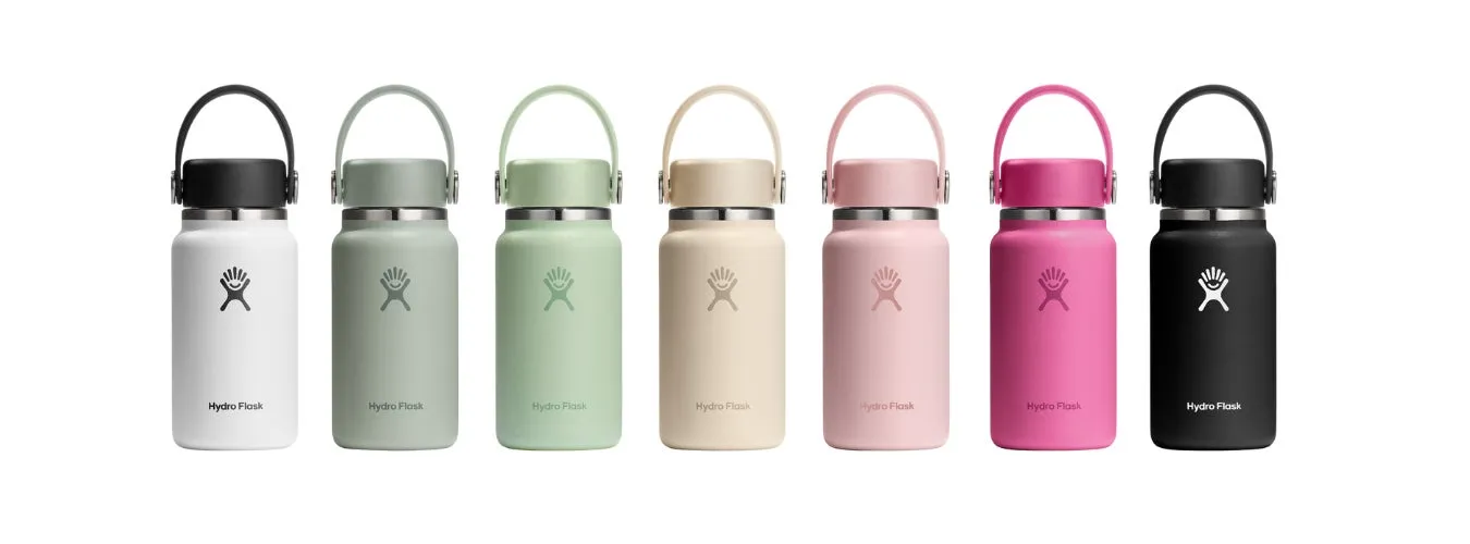 様々な色のHydro Flaskウォーターボトルのセット。