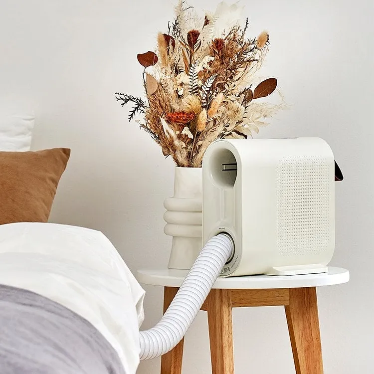 白い小型家電が、白いテーブルの上に置かれています