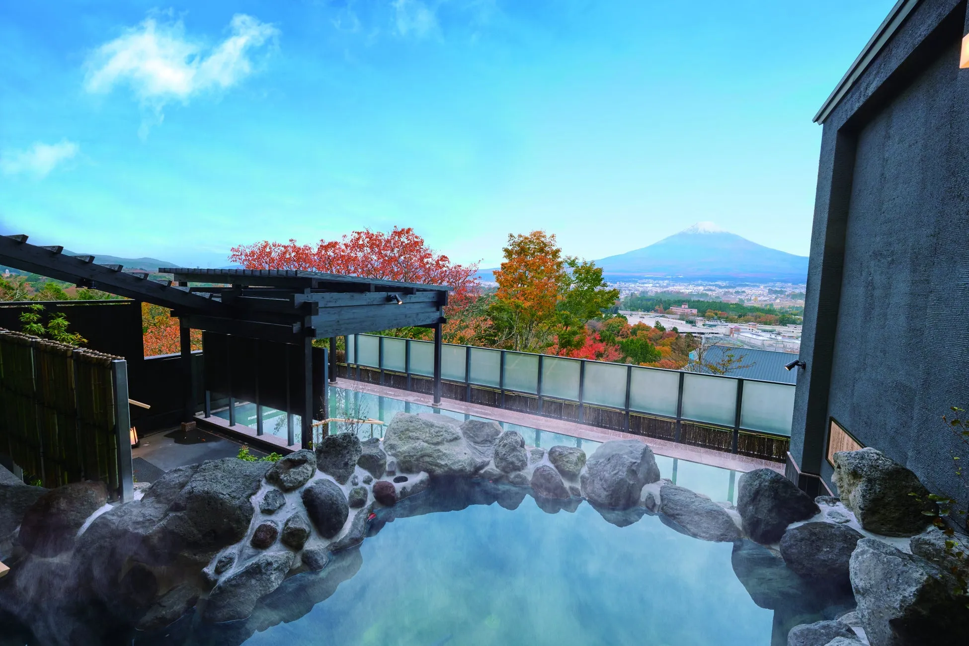 露天風呂から富士山を望む風景