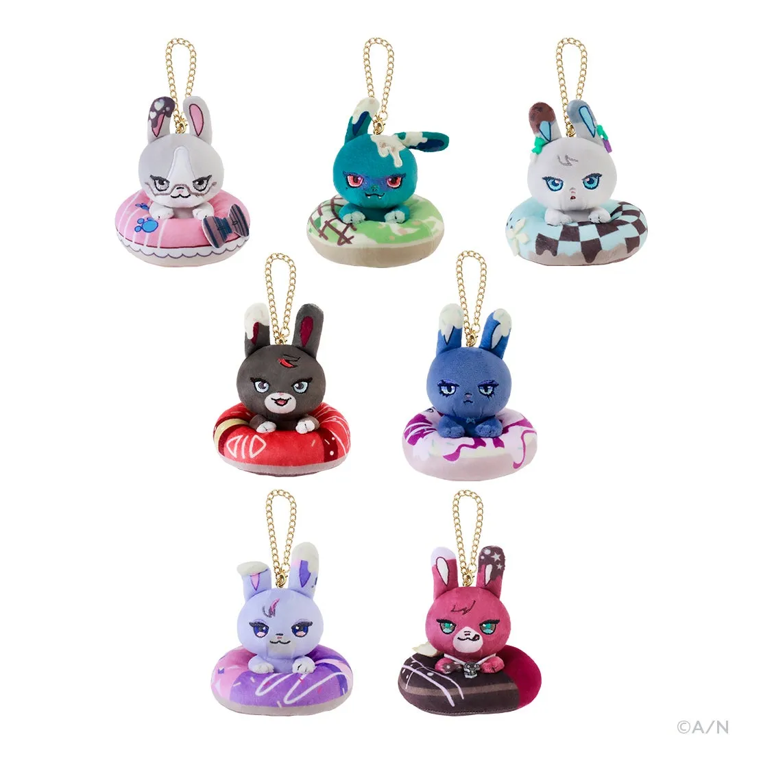 ドーナツ型浮き輪に乗ったウサギのぬいぐるみ