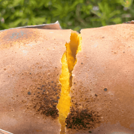 焼き菓子の割れ目から見える黄色い中身のクローズアップ。