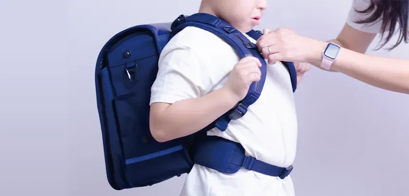 ランドセルのフィット感を確かめる様子
