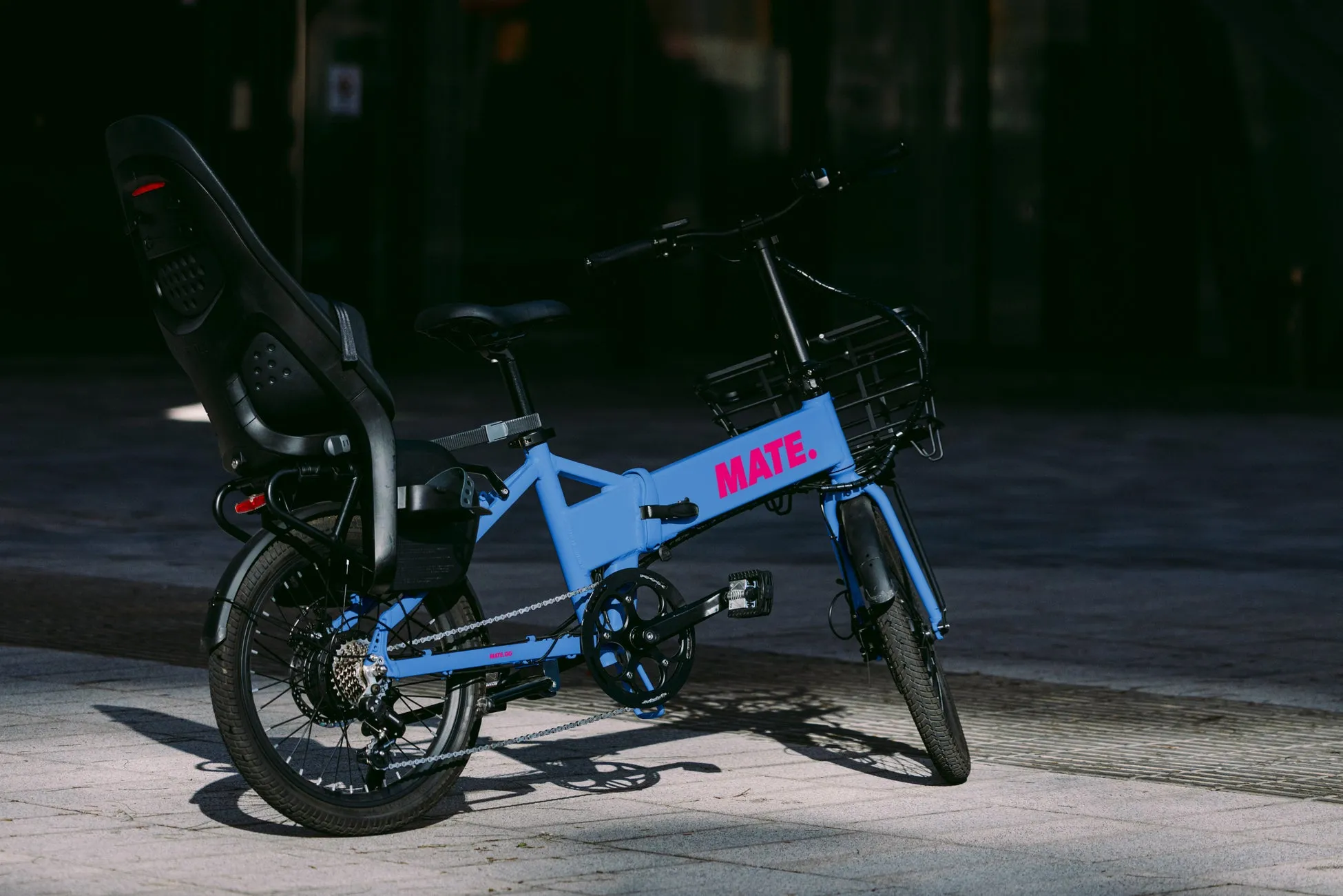 電動自転車に乗る家族