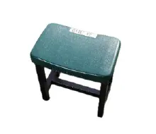 緑色の座面と黒い脚を持つ四角いスツール