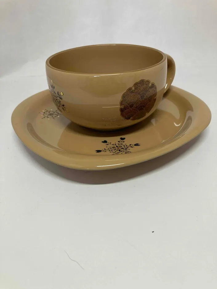 金継ぎの器に使われるようなベージュ色のカップとソーサー