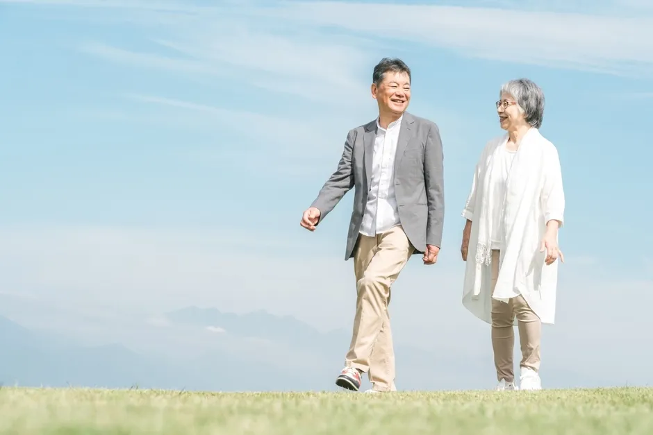 散歩を楽しむシニア夫婦