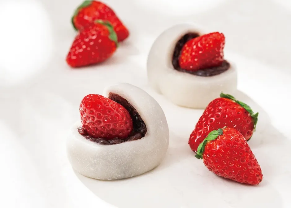 白い餅に挟まれたイチゴ大福