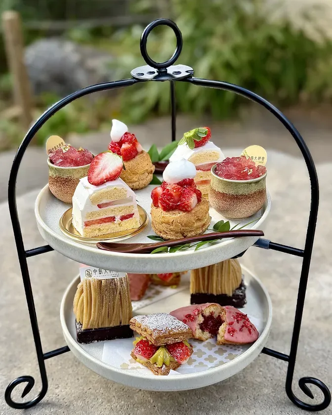 2段のケーキスタンドに、イチゴをふんだんに使ったスイーツが並べられた写真